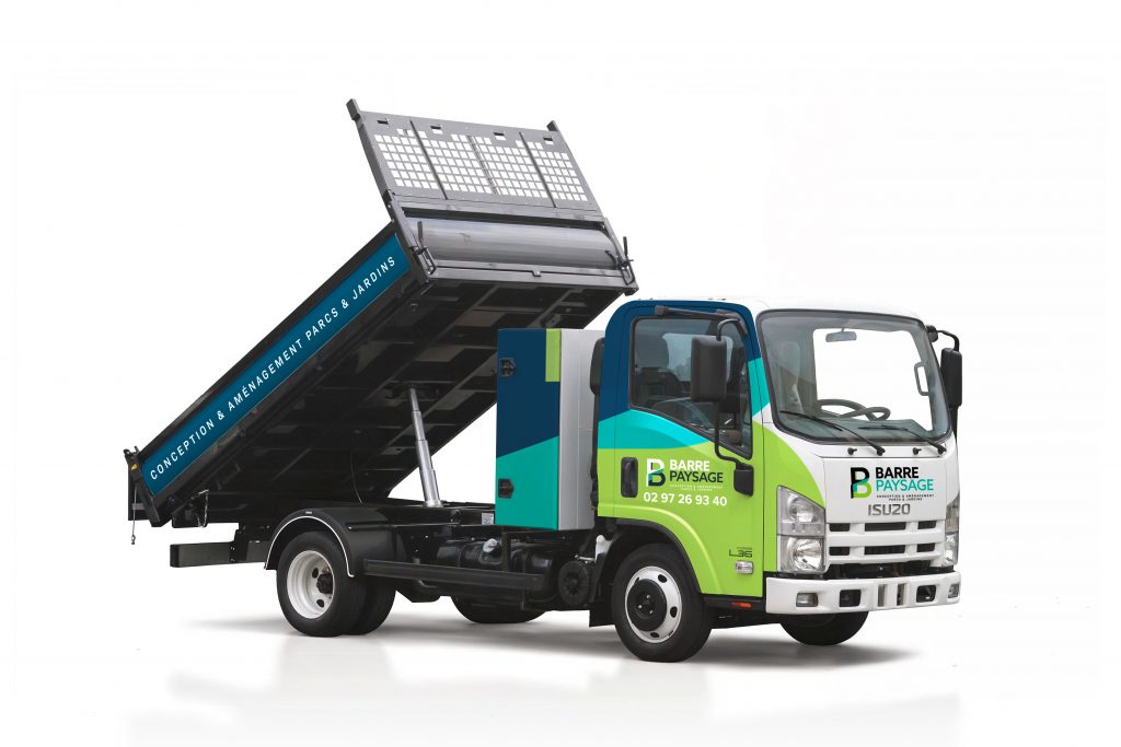 Photomontage du marquage du camion benne Barre Paysage, avec un design visuel attrayant qui intègre le logo et les services de l'entreprise. Le camion est présenté dans un environnement paysager, mettant en avant l'identité de la marque et sa spécialité en aménagement extérieur.