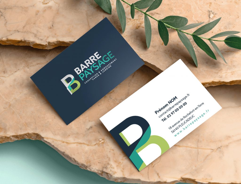 Photomontage de la carte de visite Barre Paysage, avec un design élégant et professionnel qui reflète l'expertise en aménagement paysager. Le logo est mis en valeur, accompagné d'un choix de couleurs et de textures naturelles pour renforcer l'image de la marque.