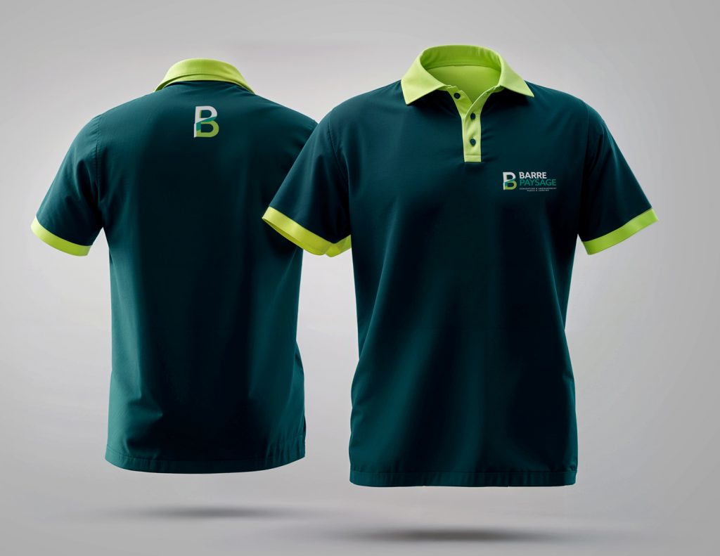 Photomontage du tee-shirt Barre Paysage, avec un design simple et élégant intégrant le logo de l'entreprise. Ce visuel montre le tee-shirt porté dans un environnement naturel, soulignant l'identité paysagère de l'entreprise tout en garantissant un look professionnel et moderne.
