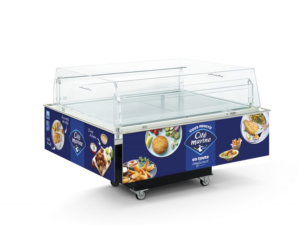 Photomontage de la présentation du bac frigo Cité Marine BLS-140/133, mettant en avant son design fonctionnel et sa présentation soignée pour une visibilité optimale du produit.