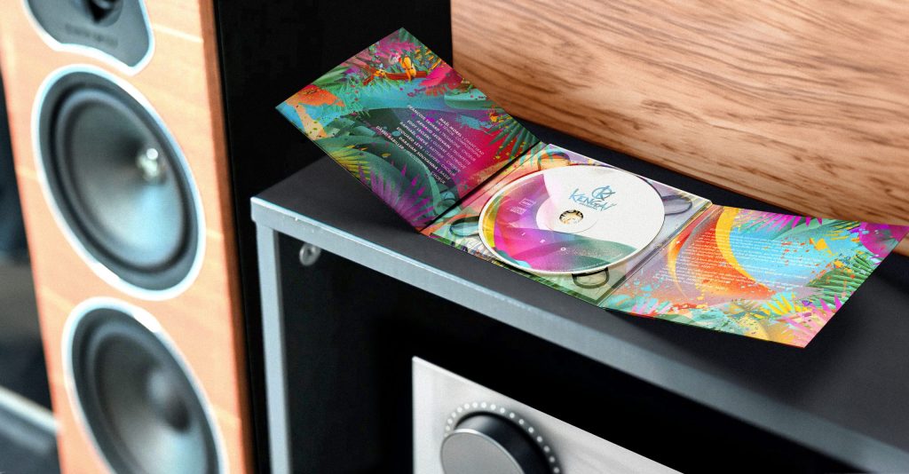 Photomontage de la couverture du Digipack de Kengai avec une enceinte en arrière-plan, créant une ambiance dynamique qui reflète l’énergie musicale du groupe, tout en mettant en valeur l’aspect visuel de l’album.
