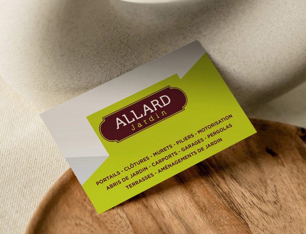 Photomontage de la présentation du logo Allard Jardin sur carte de visite, mettant en valeur l'identité visuelle de la marque dans un design élégant et professionnel, adapté à l'univers du paysagisme et de l'aménagement extérieur.