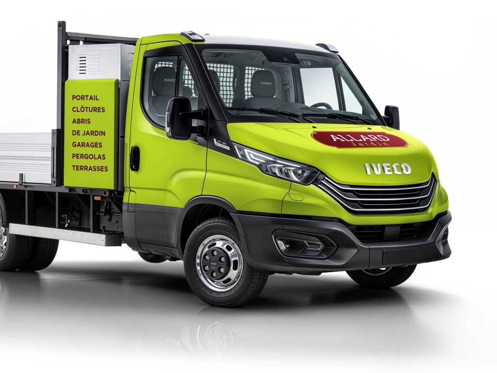 Photomontage du marquage du camion benne Allard Jardin, avec une conception visuelle mettant en avant l'identité de la marque, ses services en aménagement paysager, et une mise en valeur professionnelle du véhicule pour une visibilité optimale.