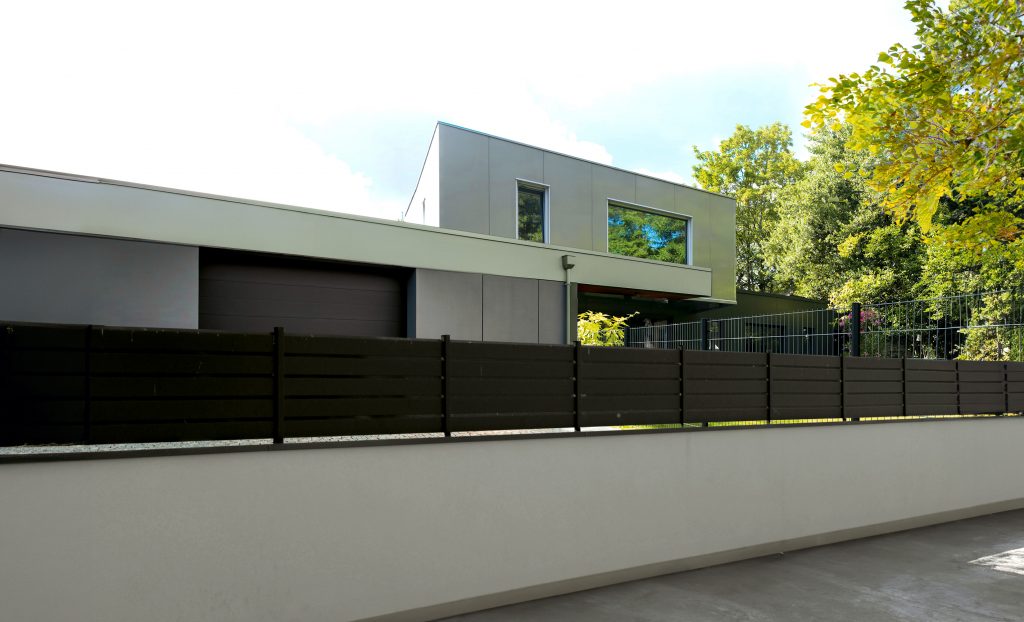 Photomontage de la frise de muret Allard Paysage, présentant l’élément décoratif dans un cadre paysager, mettant en valeur son design et son intégration esthétique dans un environnement extérieur moderne.