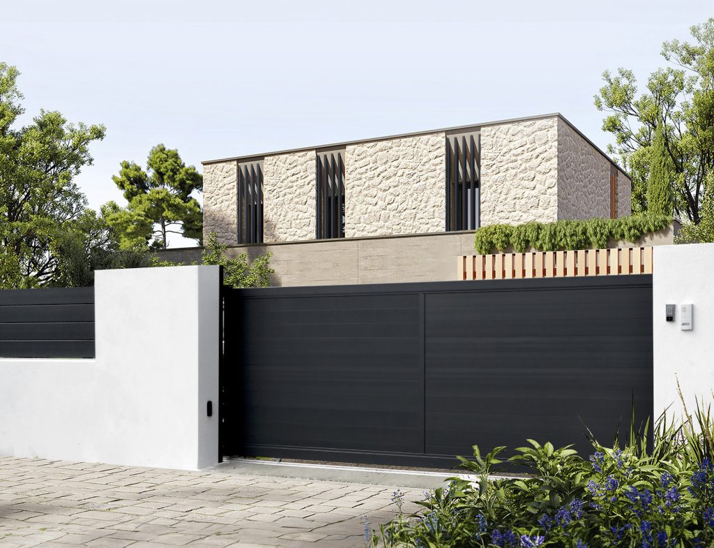 Photomontage du portail électrique Allard jardin, illustrant le produit dans un environnement extérieur paysager, mettant en avant ses caractéristiques modernes et fonctionnelles tout en s'intégrant harmonieusement dans un aménagement extérieur.