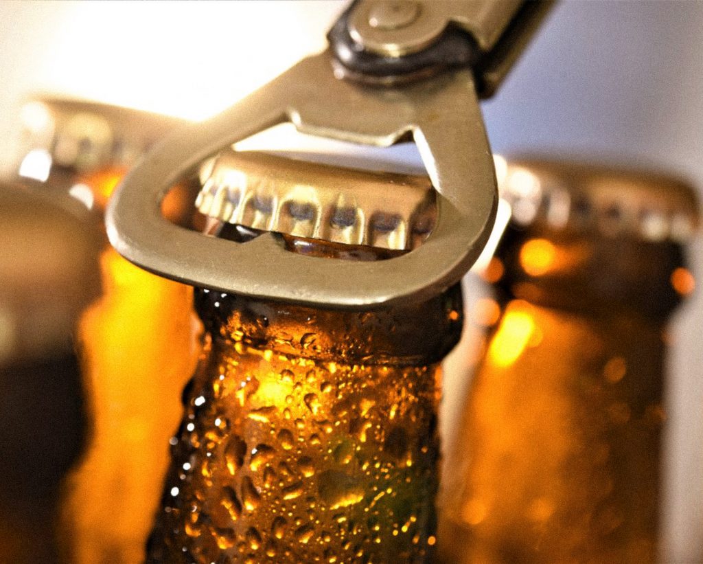 Photomontage du décapsuleur pour la bière Goz, avec un visuel attractif mettant en avant l'outil aux côtés de la bouteille, soulignant l’aspect pratique et l'identité de la marque.