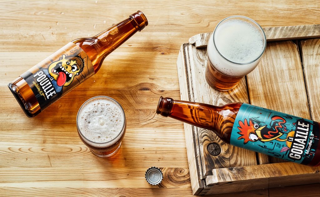 Photomontage de mise en ambiance des bouteilles de bière Goz, avec un visuel percutant de l'étiquette, créant une atmosphère unique qui reflète l'identité de la marque et l’authenticité du produit
