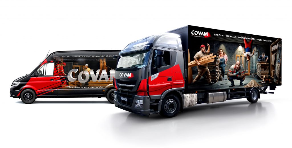 Photomontage du concept d'habillage véhicule VW Crafter institutionnel pour COVAM, mettant en avant l'identité visuelle de l'entreprise sur un support mobile avec un design professionnel et percutant.