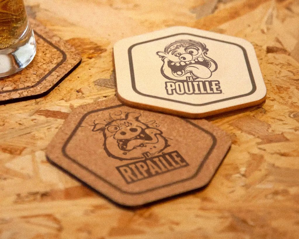 Photomontage des dessous de verre pour la bière Goz, avec un visuel mettant en valeur le design de l'étiquette et l'identité visuelle de la marque, créant une ambiance cohérente avec l'univers de la bière.
