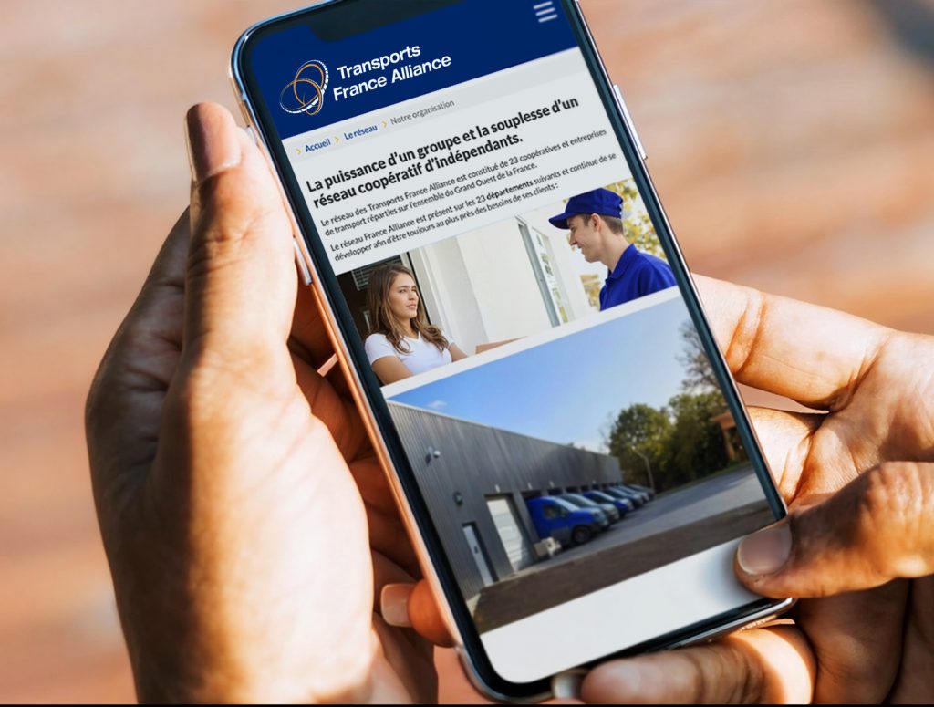 Photomontage d'un mockup de site internet sur mobile avec le logo France Alliance, montrant l'adaptation de l'identité visuelle sur un support numérique.