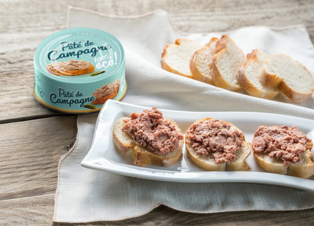 Photomontage et rendu 3D de la cartonnette et boîte 1/10e de pâté de campagne Jean Floc'h, mettant en valeur l'emballage avec un design soigné et une présentation réaliste du produit.