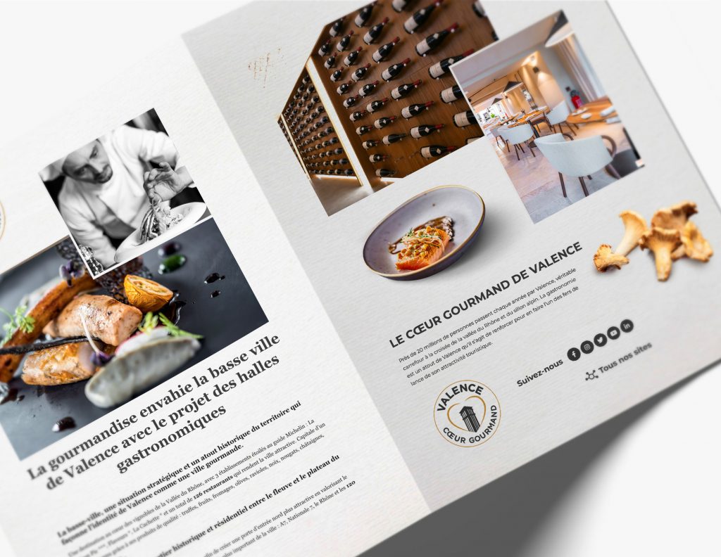 Photomontage de la plaquette de service Valence Cœur Gourmand, mettant en valeur le logo et l'identité gastronomique sur un support imprimé élégant.